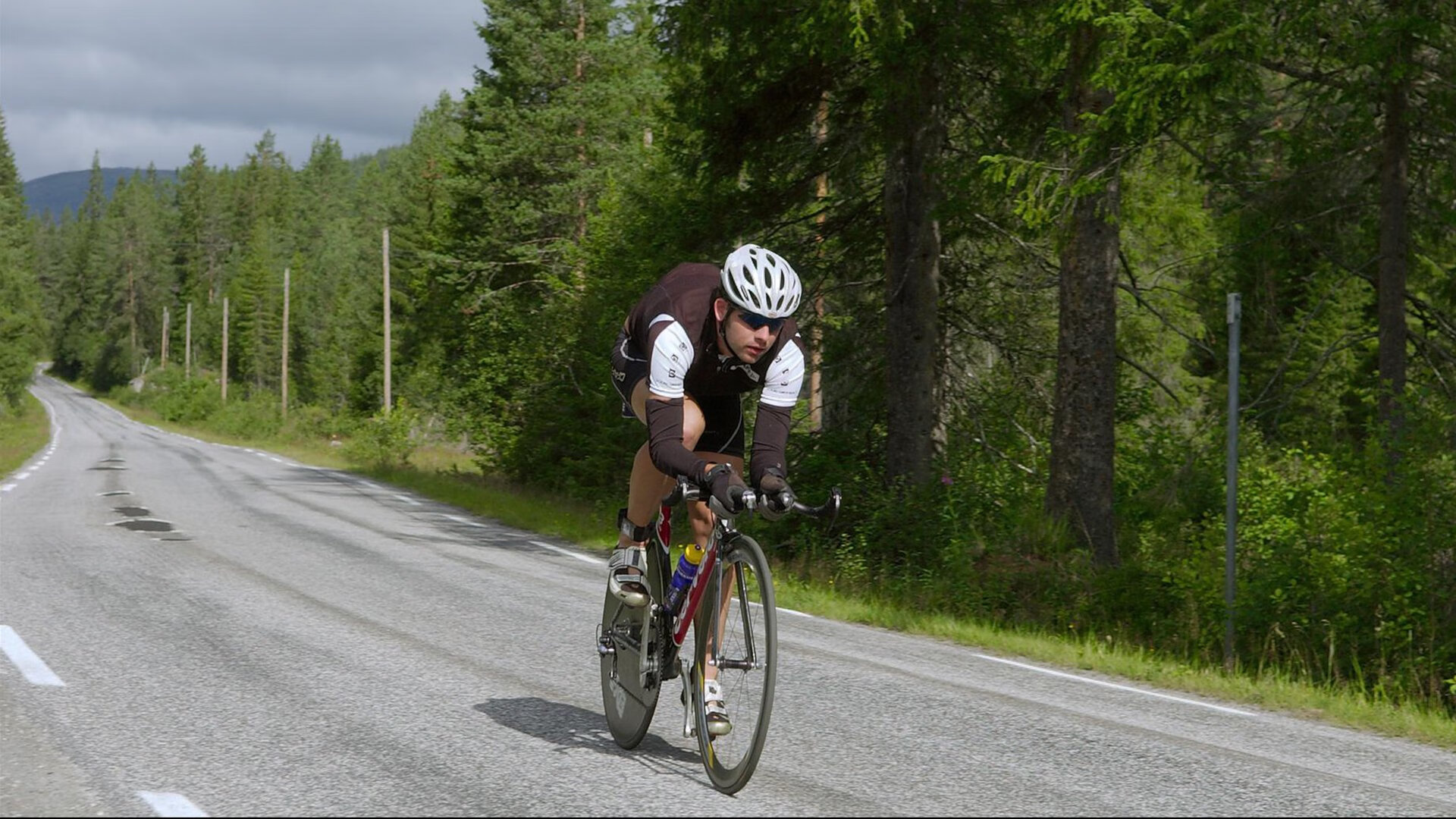 mk体育全站-英超球队通过视频分析优化防守站位与协防效率，英超攻防转换