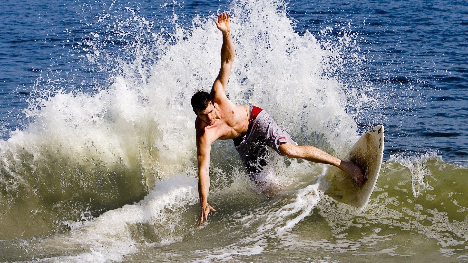 杰克·阿莱克西100米自由泳决赛技术细腻，埃里克自由泳100米